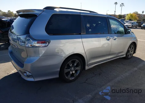 2016 Toyota Sienna Se 8 Passenger z USA, uszkodzony, nr VIN 5TDXK3DC0GS730013